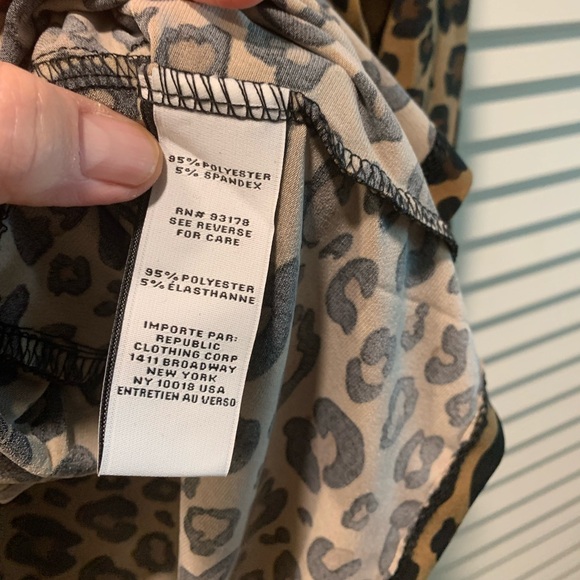 Carmen Marc Valvo Animal Print Top With Ruching And Buttons On One Side NWT 🌴 - Picture 8 of 9